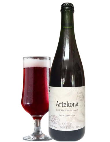 botella 75cl de cerveza de marca WILD NATION - ARTEKONA con copa, estilo Wild Ale Conditioned on Blueberries