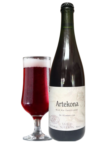 botella 75cl de cerveza de marca WILD NATION - ARTEKONA con copa, estilo Wild Ale Conditioned on Blueberries